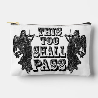 Ce petit sac accessoire This Too Shall Pass