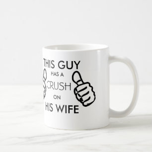 Ce type a un écrasement sur sa tasse d'épouse