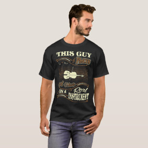Ce type joue le vrai T-shirt de violoncelle