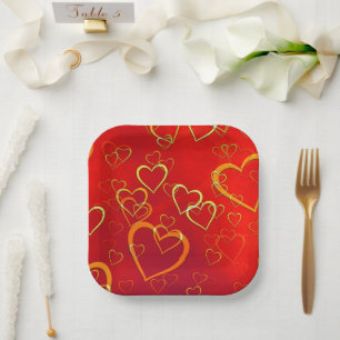 Célébrez l'amour assiettes en papier coeurs rouges