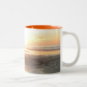 Cercle de sable à la tasse de coucher du soleil