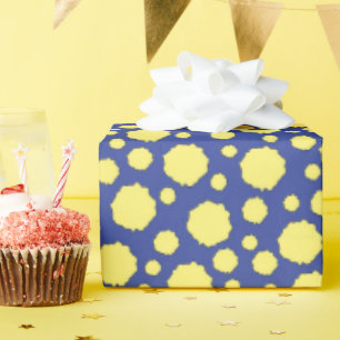 Cercles à pois jaunes sur papier cadeau bleu