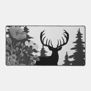 Cerf avec grand rack hors forêt