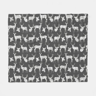 Cerf rustique blanc sur couverture en polaire gris
