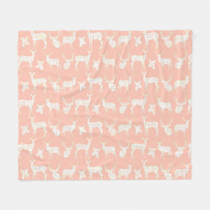 Cerf rustique blanc sur couverture en polaire rose