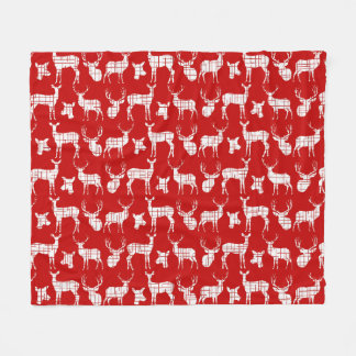Cerf rustique blanc sur couverture en polaire roug