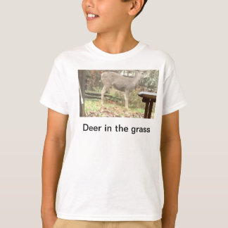 Cerfs communs dans le T-shirt d'herbe