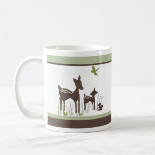 Cerfs communs de bébé et tasse de mamans