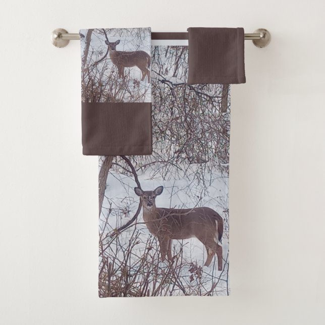 Cerfs dans la neige hivernale marron et gris (En situation)