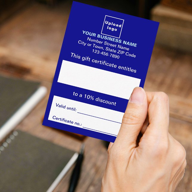 Certificat cadeau bleu affaires (Customer holding business blue gift certificate)