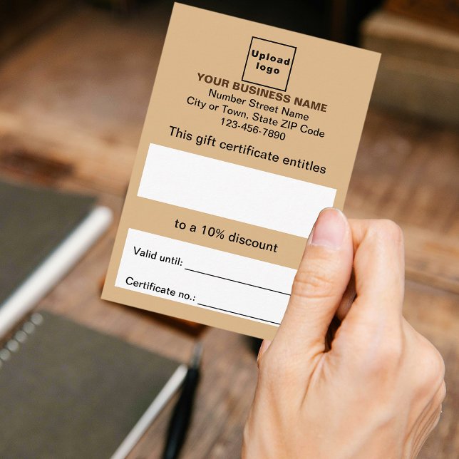 Certificat Cadeau Brun Clair Entreprise (Customer holding business light brown gift certificate)