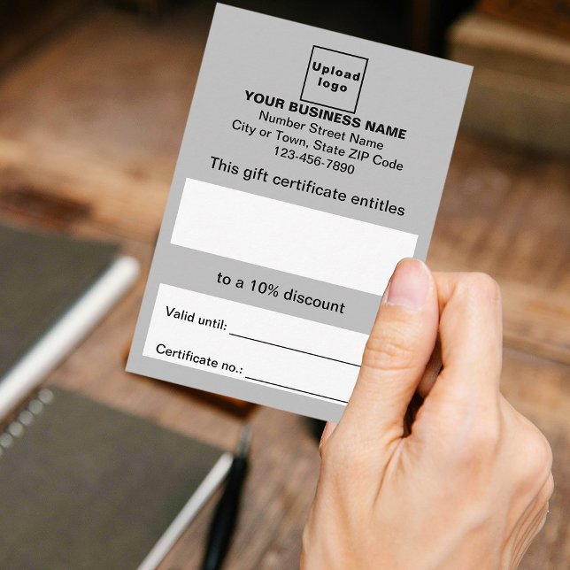 Certificat cadeau commercial gris (Customer holding business gray gift certificate)
