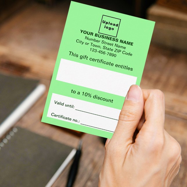 Certificat cadeau vert commercial (Customer holding business light green gift certificate)