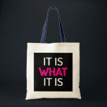 C'Est Ce Qu'Il Est - Sac fourre-tout Motivationnel<br><div class="desc">Découvrez la vie avec ce sac fourre-tout élégant "It Is What It Is" ! Parfait pour transporter vos essentiels, ce sac durable et tendance présente un design audacieux qui résonne avec un état d'esprit positif. Que vous vous rendiez à l'épicerie, à la salle de sport ou à la sortie entre...</div>