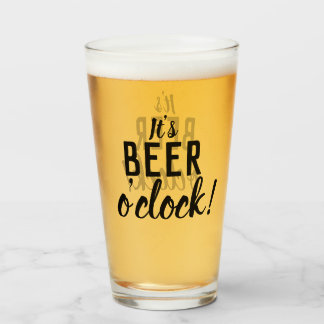 C'est la bière O'Clock drôle Boire du verre de biè