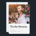 C'est la saison Carte photo de vacances moderne<br><div class="desc">Envoyez des voeux de vacances modernes et élégants cette année avec ce carte photo sophistiqué, présentant votre photo préférée et comportant une typographie audacieuse et un espace pour le texte customisé. Un motif de Noël moderne orne le dos. Découvrez des cartes photos de vacances plus modernes et élégants dans le...</div>