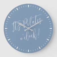 C'est Pilates O' Horloge Amusant Bleu Script Temps