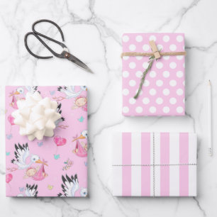C'est un papier cadeau bébé fille cigogne