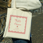 C'est un sac de bienvenue italien de mariage perso<br><div class="desc">Offrez-vous une touche de romantisme italien avec nos totes chic "That's Amore",  exclusivement sur Zazzle. Cette conception est composée d'une bordure rouge et blanche nostalgique à damiers associée à une conception cardiaque fantaisiste sur le devant,  capturant l'essence de l'amour et du charme.</div>