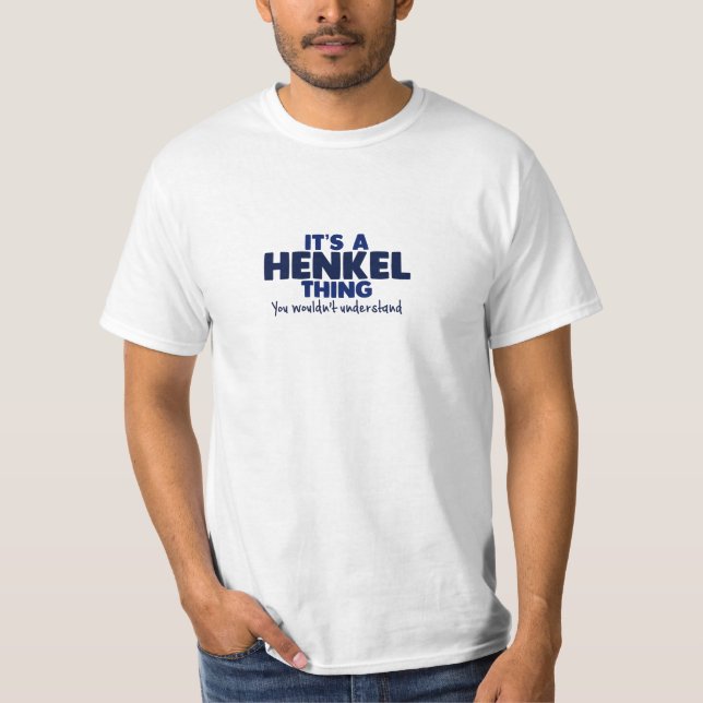 C'est un T-shirt de nom de famille de chose de (Devant)