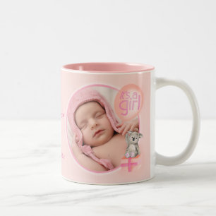 C'est une fille photo bébé nouveau-né de la tasse