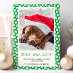 Cette Année Était Ruff Green Pet Photo Carte de No<br><div class="desc">Partagez vos salutations de vacances avec une touche d'humour et de charme avec cette carte de Noël verte "Cette année a été rude". Doté d'une adorable photo d'un chien portant un chapeau de Père Noël et d'une frontière empreinte de patte festive, cette carte est parfaite pour les amoureux des animaux...</div>