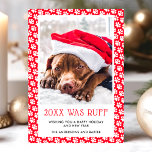 Cette année était Ruff Red Pet Photo Carte de Noël<br><div class="desc">Partagez vos salutations de vacances avec une touche d'humour et de charme avec cette carte de Noël rouge "Cette année a été rude". Doté d'une adorable photo d'un chien portant un chapeau de Père Noël et d'une frontière empreinte de patte festive, cette carte est parfaite pour les amoureux des animaux...</div>