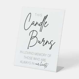 Cette Bougie Brûle Le Panneau Du Piédestal