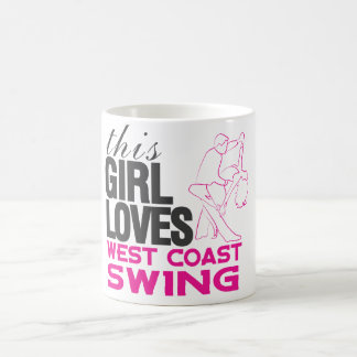 Cette fille aime la tasse d'oscillation de côte