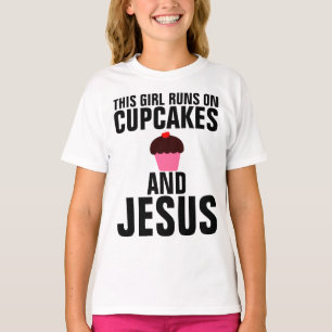 CETTE FILLE COURT SUR DES CUPCAKES ET T-shirts JÉS