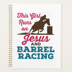 Cette fille tourne sur Jésus et la course de baril