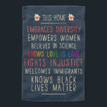 Cette maison intègre le drapeau du jardin de la di<br><div class="desc">Ce design a été inspiré par les Marches des Femmes de 2016. Continuons à nous lever et à parler pour les causes auxquelles nous croyons ! S'il vous plaît afficher fièrement ce drapeau afin que ces messages ne se déplacent pas. Ensemble, nous pouvons maintenir l'élan de ce mouvement et montrer...</div>