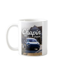 Cette tasse en céramique est belle et grande