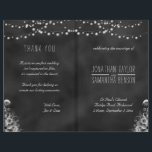 Chaîne de lumières Noir Chalkboard Programmes de m<br><div class="desc">© Sunny Mars Designs. String of Lights Black Chalkboard Bi-Fold Wedding Programs - Programmes de mariage formels et tendance avec un bel arrière - plan de conception de tableau noir qui dispose d'ampoules de corde ou de lampes à cordes accrochées au-dessus avec un design tropical floral ci-dessous.</div>