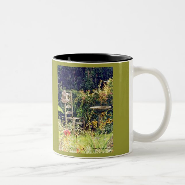 'Chaise avec Casquette dans le jardin' Mug (Droit)