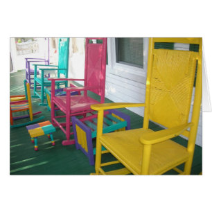 chaises colorées sur un porche