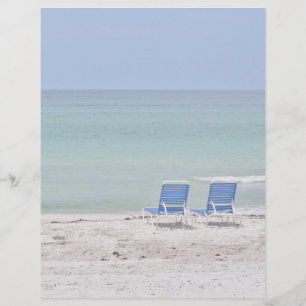 Chaises sur la plage à l'arrêt