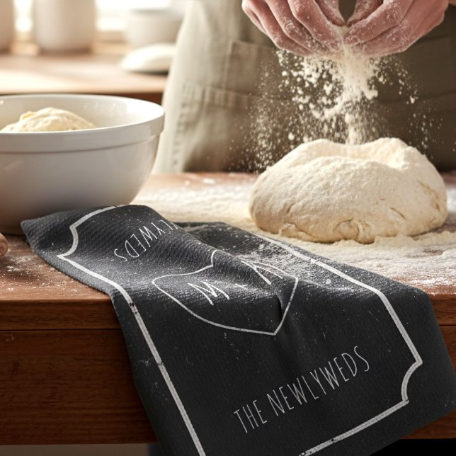 Chalet rustique noir et blanc serviette de cuisine (Get ready for baking fun! This rustic chalkboard towel is both practical & pretty. Add your initials)