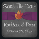 Chalkboard, Chute Leaves Sticker Mariage - Violet<br><div class="desc">Ce tableau noir et blanc moderne et tendance look 1.5" carré d'automne de mariage de faveur autocollant ou enveloppe sceau, en couleurs d'automne d'orange brûlé, rouille, or, vert et rouge a des images de trois feuilles d'érable séché et un ruban imprimé violet foncé avec un arc qui correspond au faire-part...</div>