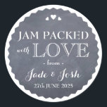 Chalkboard Coeurs Mariage Favor Jar Sticker rond<br><div class="desc">Le clin d'oeil parfait pour un mariage alimentaire, ce tableau et ce étiquette blanc est un délicieux mélange de chic et de rustique et il aurait l'air superbe sur un pot de confiture attaché avec un ruban ou une corde de coordination. N'oubliez pas de personnaliser avec votre nom, la date...</div>