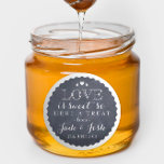 Chalkboard Coeurs Mariage Favor Jar Sticker rond<br><div class="desc">Le clin d'oeil parfait pour un mariage alimentaire, ce tableau et ce étiquette blanc est un délicieux mélange de chic et de rustique et il aurait l'air superbe sur un pot de confiture attaché avec un ruban ou une corde de coordination. N'oubliez pas de personnaliser avec votre nom, la date...</div>