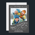 Chalkboard Joyeux Noël photo carte plat<br><div class="desc">Panneau de fenêtre givrée tableau noir Noël Carte de voeux de Noël. Festif et amusant rétro style chalkboard noir arrière - plan avec des rouleaux saints fantaisie et élégant vieux mode vintage calligraphie tourbillonnante de lettrage. Ajoutez votre photo de famille de vacances préférée et customisez le texte. Une façon moderne...</div>
