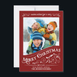 Chalkboard Joyeux Noël photo carte plat<br><div class="desc">Vitrine givrée style tableau noir Noël Carte de voeux de Noël. Chalboard de style rétro festif et amusant sur arrière - plan rouge baies avec des rouleaux de charmes fantaisie et élégante calligraphie typographique vieilles mode tourbillonnant. Ajoutez votre photo de famille de vacances préférée et customisez le texte. Une façon...</div>