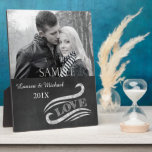 Chalkboard Love Mariage Photo Keepsaké Plaque<br><div class="desc">Les images Chalkboard sont populaires, et celle-ci est particulièrement élégante. Votre photo (noir et blanc ou couleur) est en haut, avec un joli défilement de tableau qui encadre le mot LOVE. Cela fait un merveilleux cadeau de gardien mariage ou fiançailles. *Merci à Lilian EllaBoudy Design pour l'utilisation de clips dans...</div>