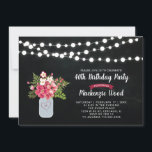 Chalkboard, Mason Jar 40e Anniversaire Invitation<br><div class="desc">Célébrez votre journée spéciale avec cette élégante invitation d'anniversaire. Ce design comprend des lampes à cordes,  des jarres de mason et un bouquet de fleurs avec un arrière - plan de tableau noir.</div>