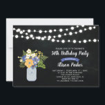 Chalkboard, Mason Jar 50e Anniversaire Invitation<br><div class="desc">Célébrez votre journée spéciale avec cette élégante invitation d'anniversaire. Ce design comprend des lampes à cordes,  des jarres de mason et un bouquet de fleurs avec un arrière - plan de tableau noir.</div>