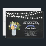 Chalkboard, Mason Jar 50e Anniversaire Invitation<br><div class="desc">Célébrez votre journée spéciale avec cette élégante invitation d'anniversaire. Ce design comprend des lampes à cordes,  des jarres de mason et un bouquet de fleurs avec un arrière - plan de tableau noir.</div>
