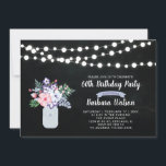 Chalkboard, Mason Jar 60e Anniversaire Invitation<br><div class="desc">Célébrez votre journée spéciale avec cette élégante invitation d'anniversaire. Ce design comprend des lampes à cordes,  des jarres de mason et un bouquet de fleurs avec un arrière - plan de tableau noir.</div>