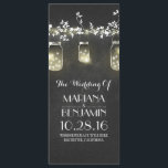 chalkboard mason jar lampes à cordes programme de<br><div class="desc">Programme de mariage avec lumières à cordes mâchoire suspendu sur la branche de l'arbre dans la grange.</div>