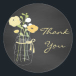 Chalkboard Mason Jar Mariage Favoriser Stickers<br><div class="desc">Chalkboard mason jarre de mariage préférez les étiquettes avec une bocale de mason remplie de fleurs jaunes - parfait pour les mariages merci cadeaux ou faveurs! Entrez simplement vos informations dans l'espace prévu à cet effet. Correspond à nos invitations de mariage de mâchoires ci-dessous :</div>